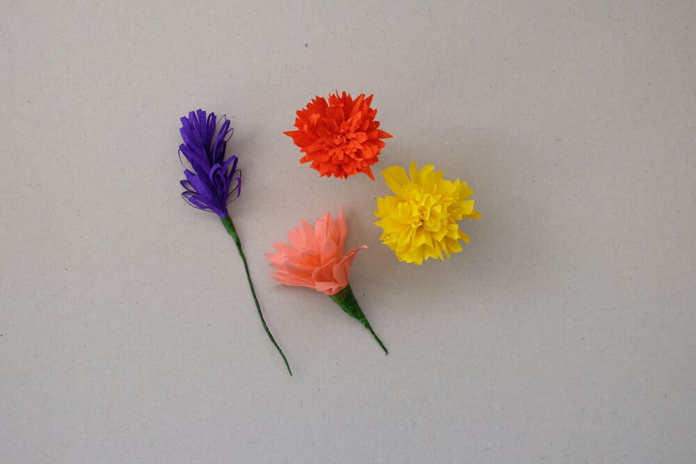 Tutorial how to step by step on making paper flowers